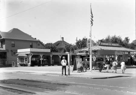 A2009-009.3268 NE Broadway and 11th 1929