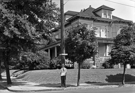 A2009-009.3275 Residence NE Broadway and 11th Ave 1929